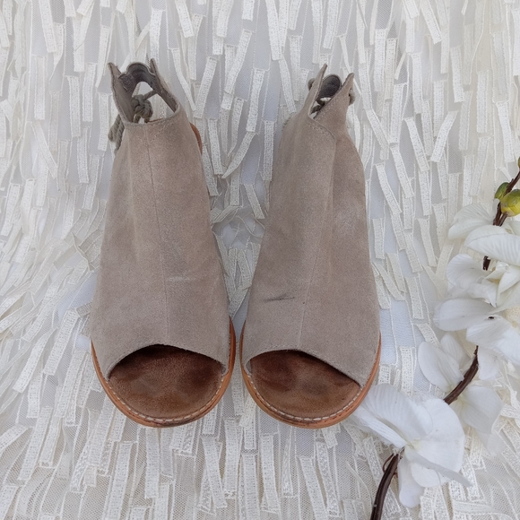 Toms 'Elba' Suede Heels - Picture 4 of 13